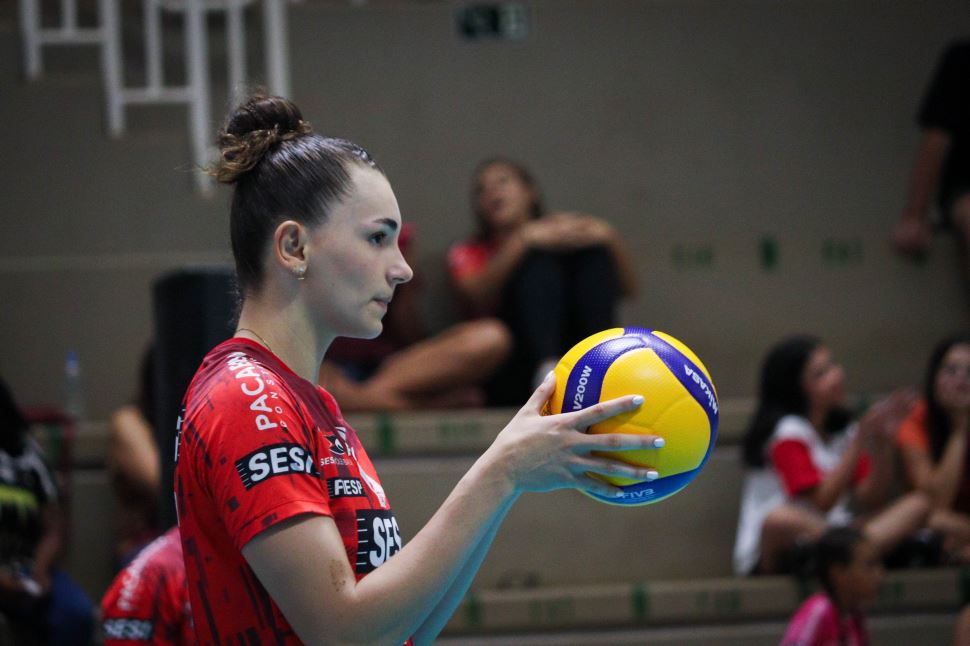 Eleita melhor jogadora Sub-21 do Brasil, Isabella Rocha renova com Sesi Vôlei Bauru
